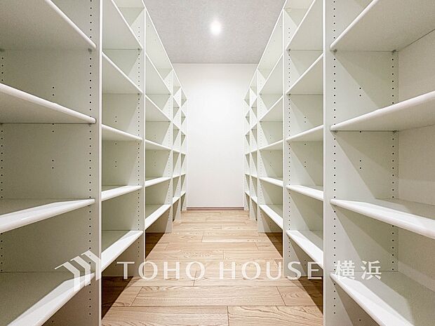 パントリーには缶詰や調味料などの食品類、かさばるペーパーやラップ類をまとめて収納できます。