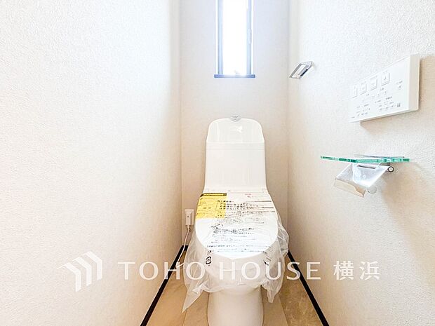 換気と明るさに配慮した、清潔感溢れるトイレ。落ち着いた空間で安らぎのひとときをお過ごしいただけます。