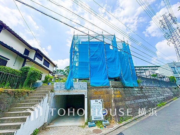 雨や紫外線から大切な愛車を守る地下車庫はセキュリティ面も安心です。(2026年8月撮影)