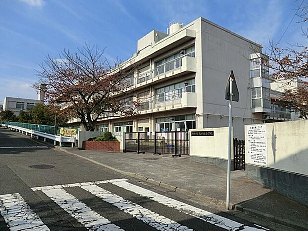 横浜市立鳥が丘小学校 400m 徒歩5分。小学校が近いのは子育てファミリーにもおすすめのポイントです。