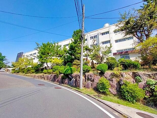横浜市立豊田中学校 500m 徒歩7分。部活などで帰りが遅くなっても安心の距離です。