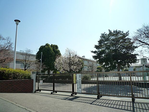 横浜市立あざみ野第二小学校 350m 徒歩5分。小学校が近いのは子育てファミリーにもおすすめのポイント。