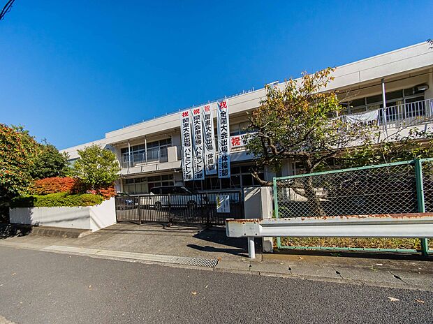 横浜市立あざみ野中学校 1200m 徒歩15分。部活などで帰りが遅くなっても安心の距離です。