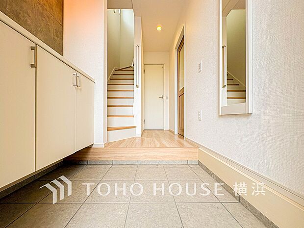 上質感漂う玄関と廊下。居住者の帰り、訪れる方を優しく迎えてくれます。
