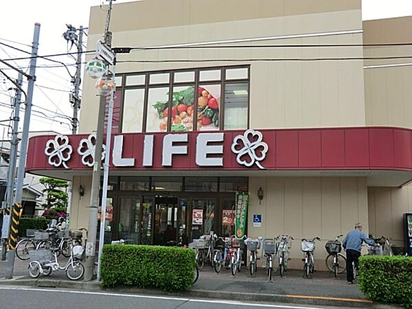 ライフ川崎御幸店　600m　午前9時～午後10時まで営業。毎日の食卓を彩る食料品から日用品まで取り揃えています。駐車場完備。