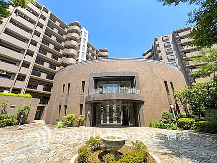 デザイン性の高いエントランスは、住む方のプライドを満たすクオリティ。