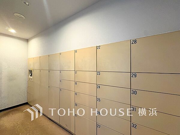 普段留守がちなご家族にも安心な宅配ボックスを完備。再配達を頼む手間を省ける嬉しい設備です。