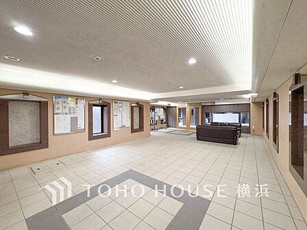 住まう誇らしさと安心感を演出する落ち着いた雰囲気のエントランス。
