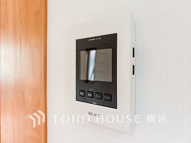誰が来てもわかる様にモニター付きインターホンを設置。快適と安らぎを合わせた優しい設計。