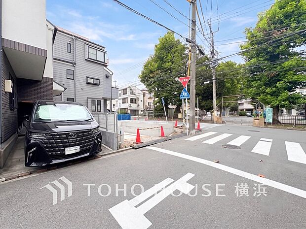 表現された空間は豊かな光と風を纏い、暮らしの時間を豊かにしてくれます。(2026年8月撮影)