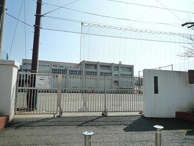 横浜市立稲荷台小学校 450m 徒歩8分。小学校が近いのは子育てファミリーにもおすすめのポイント。