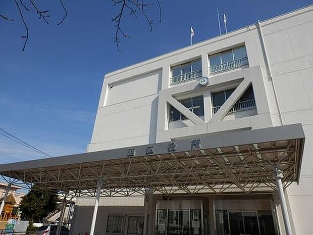 横浜市西区役所 1100m お引越し後の申請や手続きなど、ご利用されることも多い区役所。月~金曜日の午前8時45分~午後5時開庁