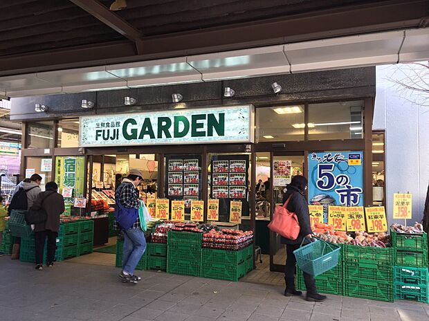 シァル保土ヶ谷 1400m スーパー、コンビニ、とんかつ店にカフェ、飲食店やクリニックも入っています。