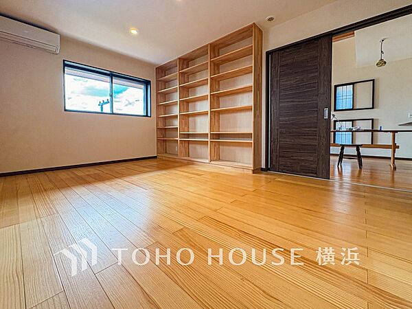 一日の疲れをいやしてくれる寝室。時を忘れて過ごす場所として過ごせるお部屋。