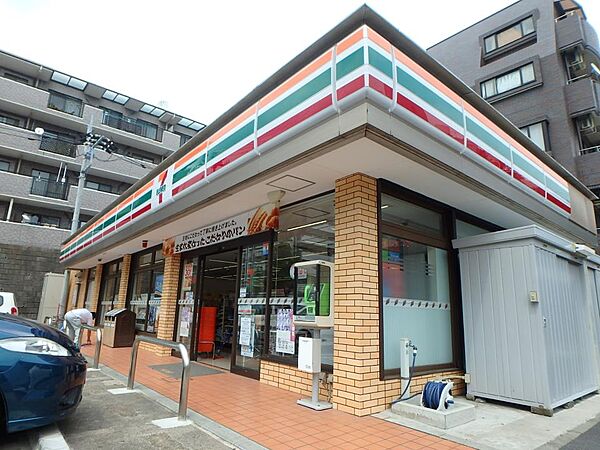 セブンイレブン横浜片倉町店　600m　なんでも揃うコンビニが近くにあると便利ですね。