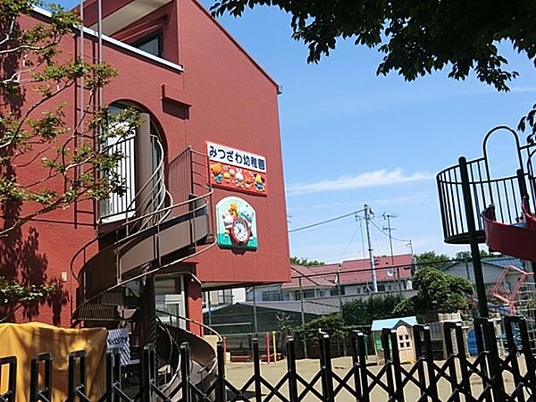 三ツ沢幼稚園　1500m　豊かな自然に触れながら成長できる環境です。遊び中心の保育で、毎日どろんこになって遊びます。
