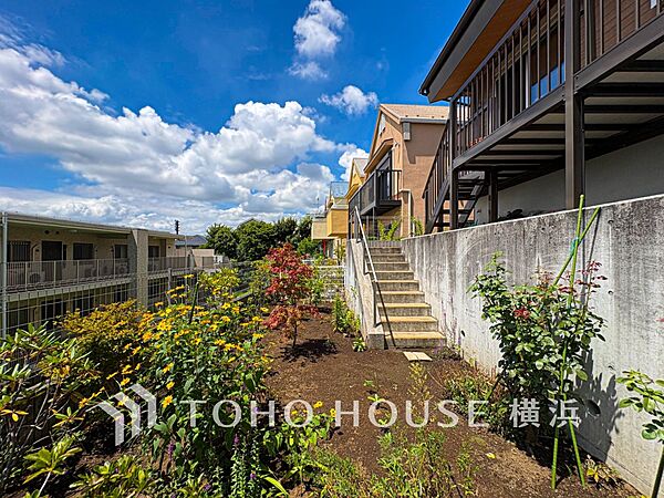ガーデニングで色とりどりの草花を綺麗に飾ればより一層華やかな空間になります。