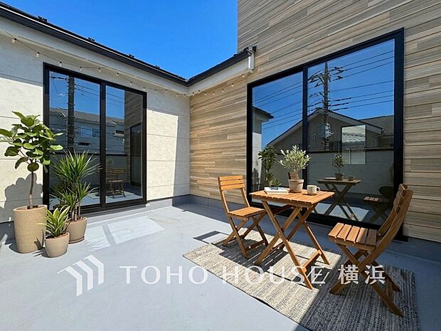 空と繋がる開放的な空間。生成AIによるイメージです。家具・小物・植栽等は販売価格に含まれません。