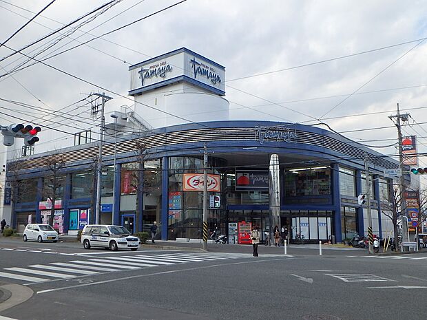 たまや上郷店 600m 鮮度・おいしさ・安全・安心にこだわった品揃えを心がけるスーパー。家計応援セールなども実施しています。