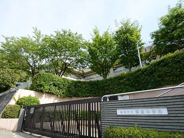 横浜市立領家中学校 550m 徒歩7分。部活などで帰りが遅くなっても安心の距離です。