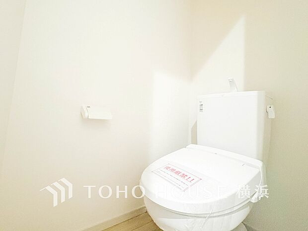 換気と明るさに配慮した、清潔感溢れるトイレ。落ち着いた空間で安らぎのひとときをお過ごしいただけます。