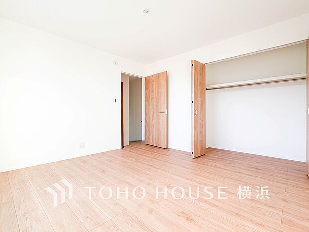 心地よい光と風があふれています。プライベートな自分時間を快適に過ごせるお部屋。