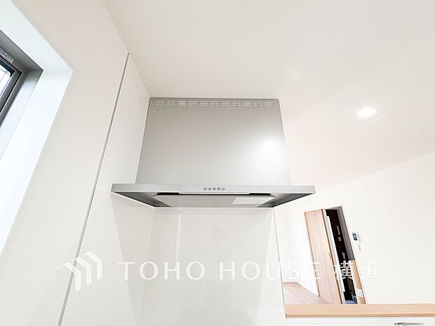 【レンジフード】 換気扇に比べ、煙や臭いを集める能力が高いレンジフードは、日々のお手入れが楽なのも魅力の一つ。