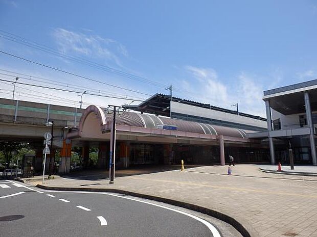 相鉄いずみ野線「いずみ中央」駅 1040m 川沿いにある景色の良い駅です。スーパーに直結しているので、すぐに買い物ができるのも嬉しい。