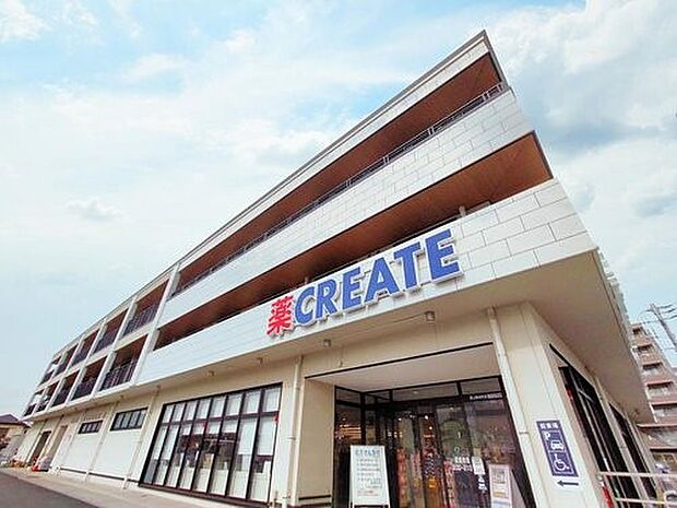クリエイトS・D泉上飯田町店 400m お薬や日用品、食品やお酒までスーパー並みの品揃えで、日々の暮らしを支える頼もしい存在です。