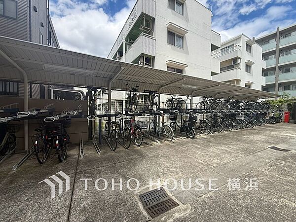 屋根付きの駐輪スペースは、雨風から大事な愛車を守ってくれます。