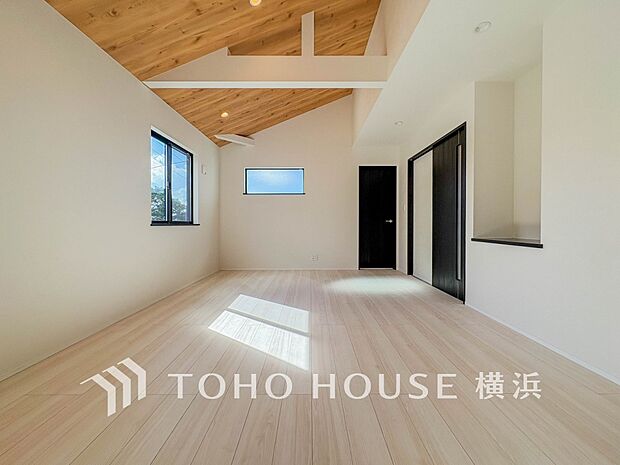 豊かな光が照らすこの場所は、たわいもない会話を楽しみ、ゆったりとした時間を過ごす場所。