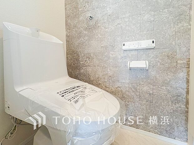 換気と明るさに配慮した、清潔感溢れるトイレ。落ち着いた空間で安らぎのひとときをお過ごしいただけます。