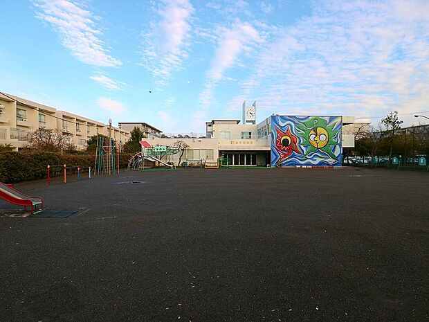 並木幼稚園 1800m 子供たちに一流の芸術をとの意向で、芸術家・岡本太郎氏の壁画『海辺の太陽』が描かれた園舎。