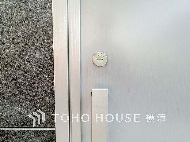 防犯性を高めるダブルロック仕様の玄関ドアを採用。日々の暮らしと大切な家族の安全をしっかり守ります。