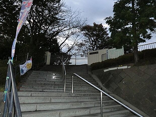 横浜市立朝比奈小学校 1200m 徒歩15分。小学校が近いのは子育てファミリーにもおすすめのポイント。