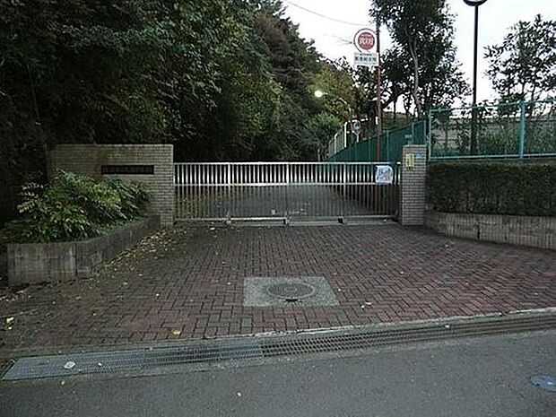 横浜市立大道中学校 1200m 徒歩15分。部活などで帰りが遅くなっても安心の距離感です。