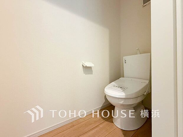 換気と明るさに配慮した、清潔感溢れるトイレ。落ち着いた空間で安らぎのひとときをお過ごしいただけます。