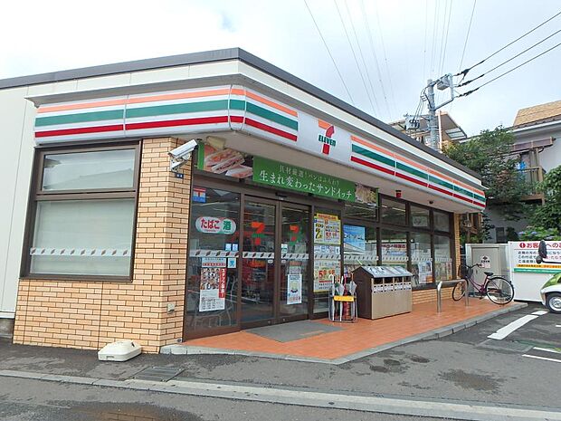 セブンイレブン横浜北寺尾7丁目店 750m お手軽に食べれる食品や日用品雑貨などを扱う便利なコンビニ。
