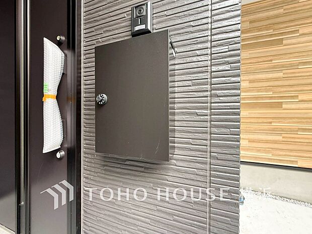 スタイリッシュな外観に見合う、オシャレな郵便受け。毎朝新聞を受け取るのも楽しみになりそう。
