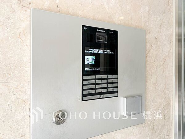 【オートロック】　マンション住人以外の侵入を防ぐために設置。お子様がいらっしゃるご家庭にも安心の設備です。