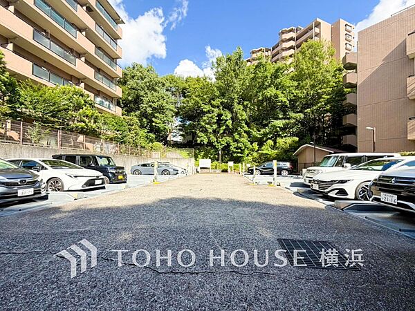 敷地内に駐車スペースがあると日々の暮らしのをスムーズに運ぶ事が出来ます。（空き状況はお問合せ下さい）