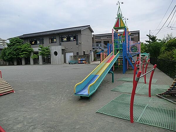 認定こども園やまゆりキッズ横浜みずほ幼稚園　500m　園庭も広く大きな砂場と遊具でおもいっきり遊べます。音楽、剣道、英語、体育、作動の教育もあります。