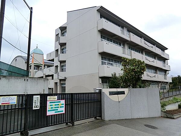 横浜市立南山田小学校　270m　徒歩4分。小学校が近いのは子育てファミリーにもおすすめのポイント。