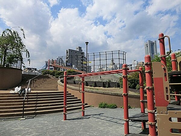 福富町西公園　65m　傾斜地を利用した楽しい遊具がなどがある公園です。