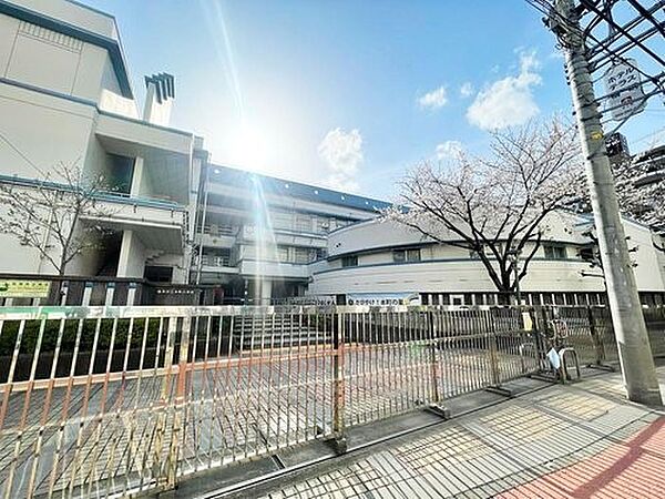 横浜市立本町小学校　640m　徒8分。小学校が近いのは子育てファミリーにもおすすめのポイント。