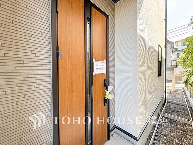 お住まいの顔となる玄関。住まう方のプライドを満たすクオリティを備えています。