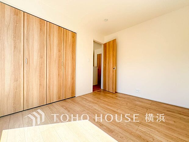 一日の疲れをいやしてくれる寝室。時を忘れて過ごす場所として過ごせるお部屋。