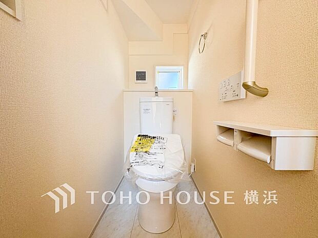 換気と明るさに配慮した、清潔感溢れるトイレ。落ち着いた空間で安らぎのひとときをお過ごしいただけます。