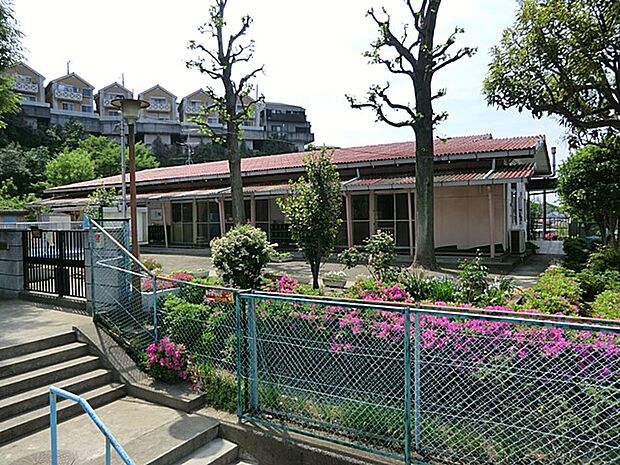 杉田保育園 350m 規模は小さいですが、子供達はみな元気いっぱいで明るくのびのびと生活しています。