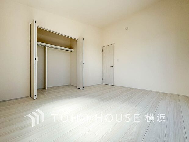 一日の疲れをいやしてくれる寝室。時を忘れて過ごす場所として過ごせるお部屋。